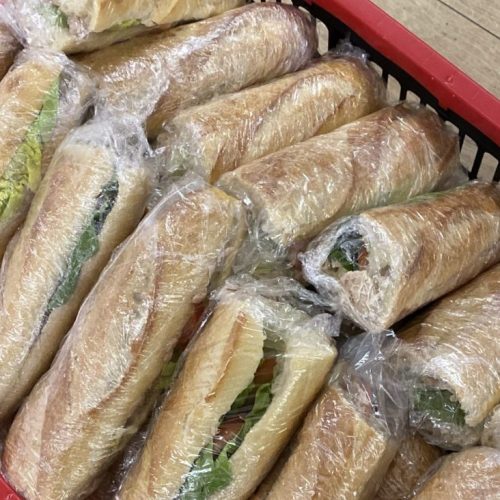 Des repas nutritifs préparés et prêts à être distribués lors de la maraude