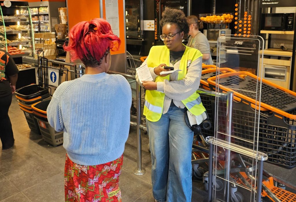 Bénévoles lors de la collecte alimentaire à Aubervilliers