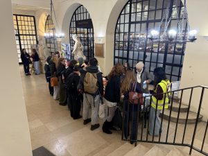 Bénévoles de Time to Help lors d’une distribution solidaire à la Sorbonne Université